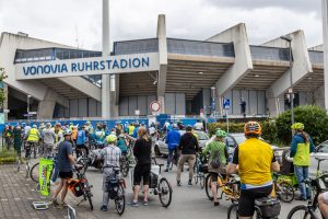 Fahrraddemo "Bochum steigt auf" vor dem Ruhrstadion