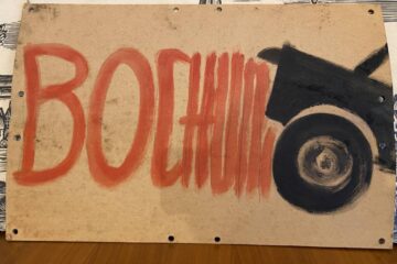 Schriftzug Bochum wird von einem Auto eingedrückt